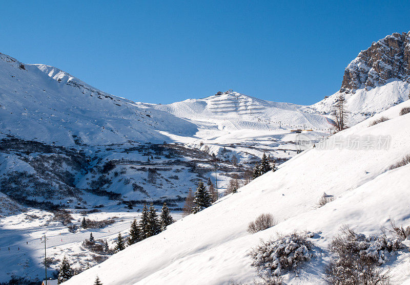 阿尔卑斯山的多洛米特滑雪区。俯瞰Val Gardena的Sella集团。意大利
